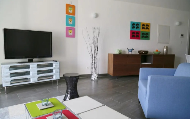 Beautiful Lake-view Apartment