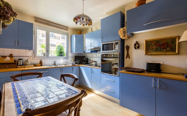 By the Theatre de Paris