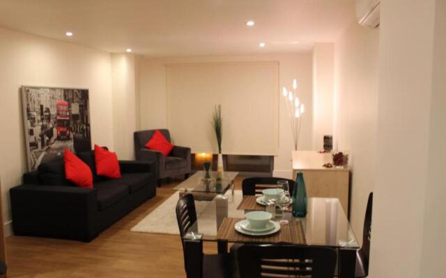 Stylish 3 Bed 2 Bath Apartment Hyde Park