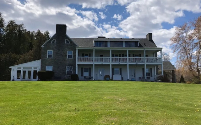 Valcour Inn & Boathouse