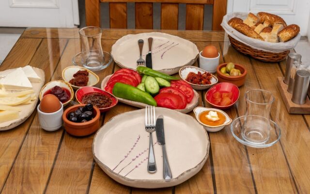 Avlu Alacati Butik Otel