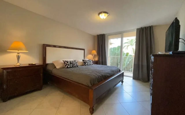 Exclusive Condo 10 Min to the Beach
