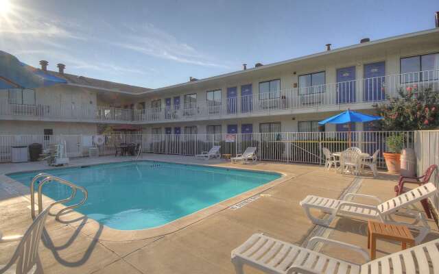 Motel 6 San Antonio, TX - Fiesta