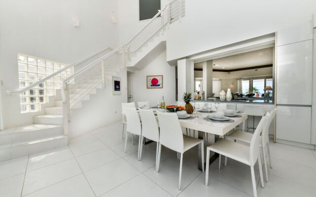 Ocean Front 7-bedroom 7-bath Sunset Views Malmok!