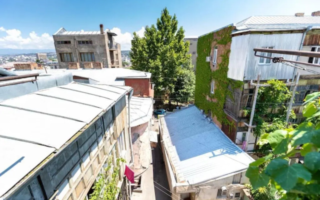 2 Bedroom Apartment Behind Opera House