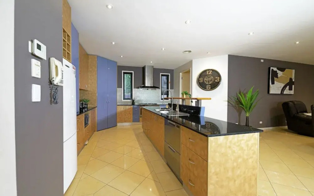Luxury 7BRM Lakeside BigHouse Point Cook