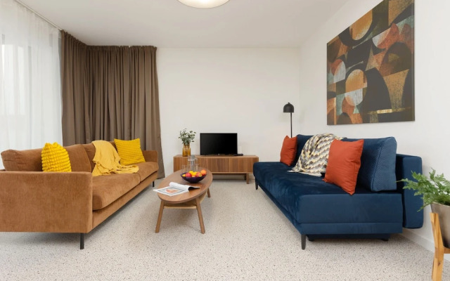 Sunny & Elegant Apartment by Renters
