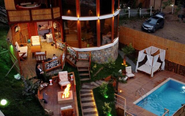Villa With Pool Backyard and Jacuzzi in Sapanca