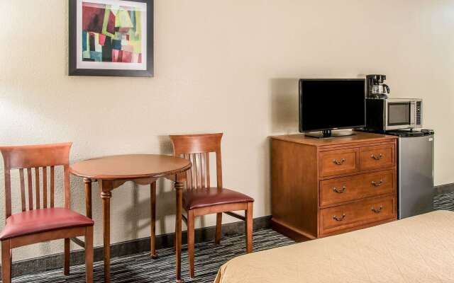 Quality Inn and Suites Livonia