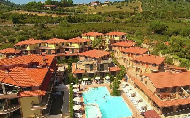 Apartment with Pool near Sea