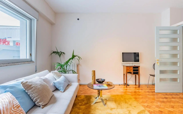 UNIQUE Modernist Duplex apartment & PARKING