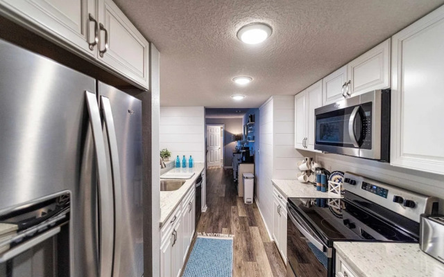 Lazy L at the Lake Chic 3 BDR Condo w/ Boat Slip