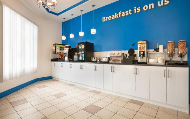 Days Inn by Wyndham Hamilton