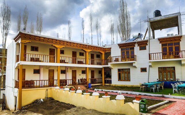 OYO 37004 City Heart Guest House