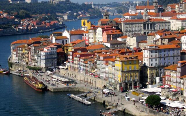 Smooth Oporto Apartment by Porto City Hosts