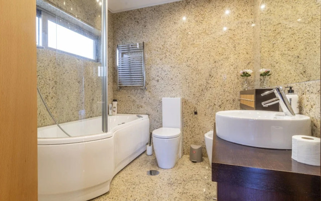 Gorgeous Villa Looking to Douro