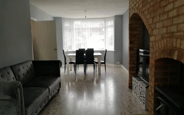 Beautiful Modern 3-bed House in Birmingham