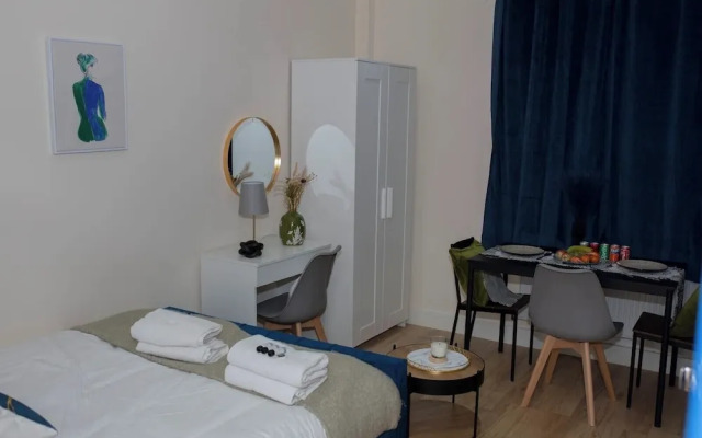 Crendon House Cosy Studio - Sleeps 2 & Kitchen