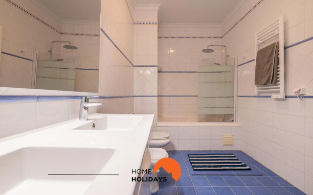 #071 Stunning Spacious Flat w Pool 5m Beach