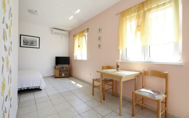 Studio apartment Tea - parking and grill, 100 m from sea SA2 Rogoznica, Riviera Sibenik