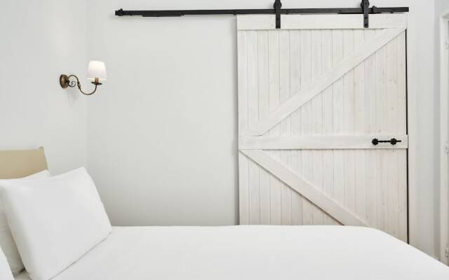 Luxury n Chic Athens Museum Apt