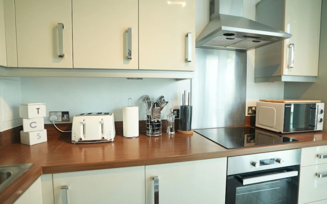 Central M K 2-bedroom Apartment, Sleeps 4, Parking