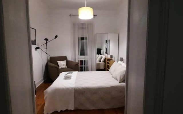 Sunny Terrace Apt, Close to Downtown! 2 Bedroom Flat