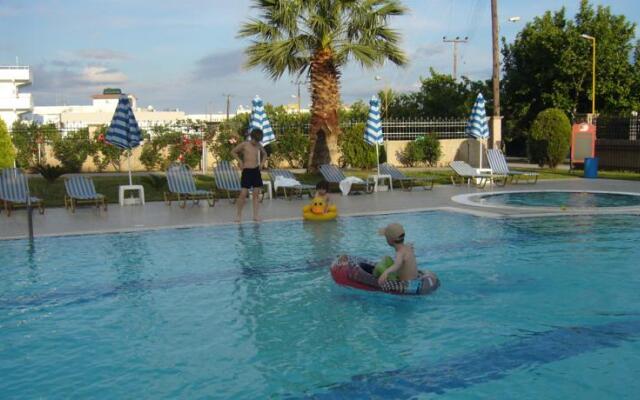 Royal Rose Studios & Apartments
