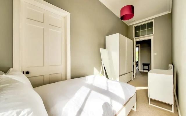 Bright and Spacious 4-bedroom Apart in Stockbridge