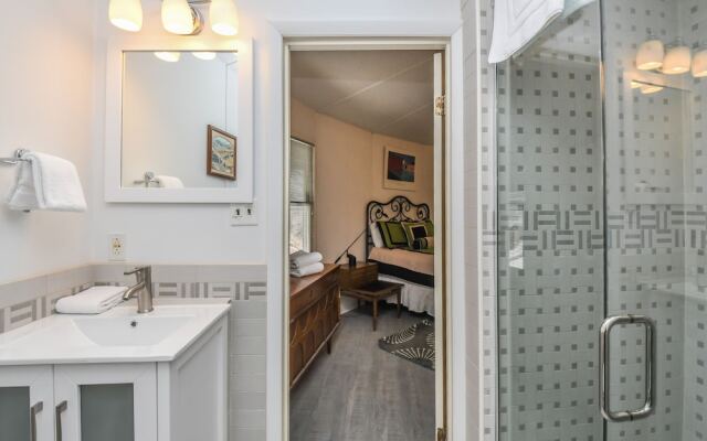 Retro Lake Landing 3 Bedroom House