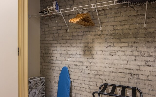 High-Rise Downtown Apts by Frontdesk