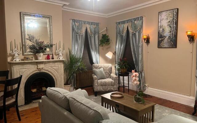 1 Br Private Victorian Apt in Convenient City Location on Half Acre Sleeps 4