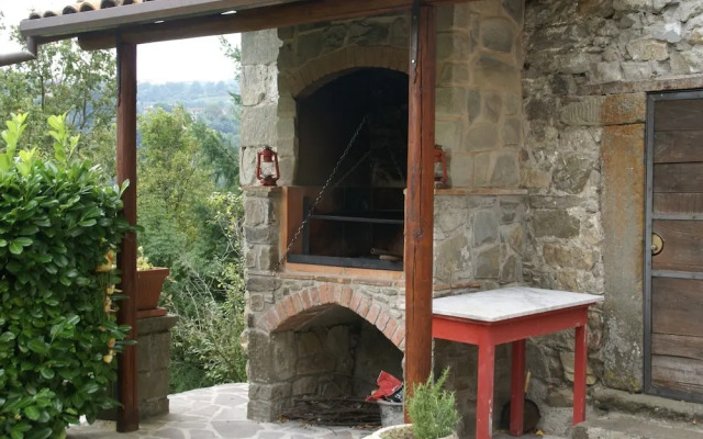 Tranquil Villa in San Romano di Garfagnana with Hot Tub