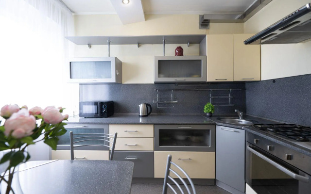 Пять Звезд на Ленина 68