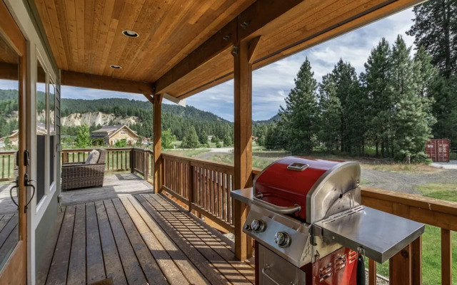 Peterson Acres 3 Bedroom Home by NW Comfy Cabins by RedAwning