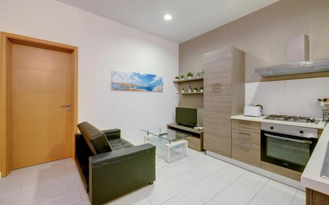 Modern 1BR Maisonette Steps From the Promenade