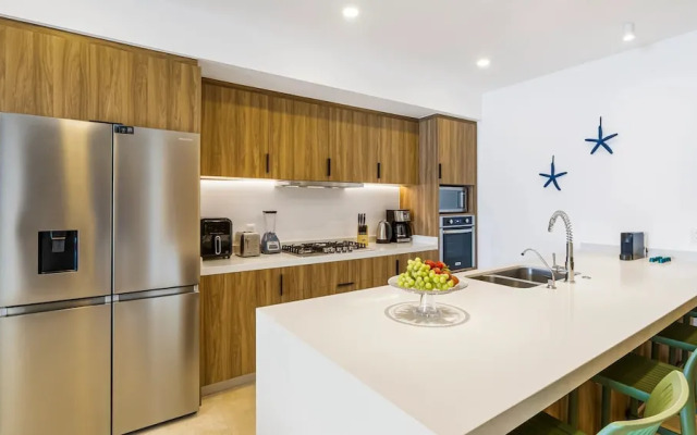 Stylish Beachfront 2BR - Balcony & Pools