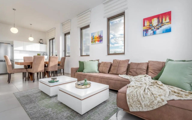 Modern & Bright 3 BDR close to the beach