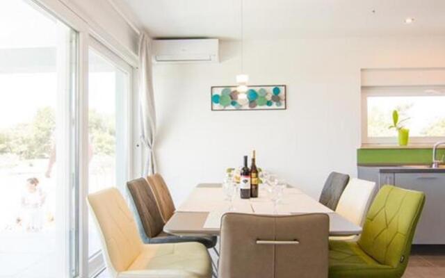 JoNa - with pool - H(8)