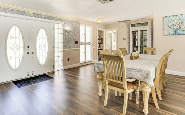 Furnished Sunroom w/ TV! Canal-front Bradenton Gem