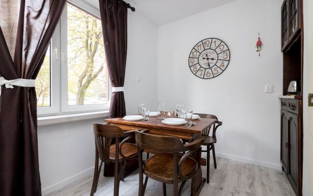 Metro Wilanowska 3-Bedroom Apartment