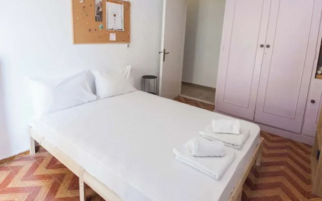 Spacious 2 Bd Pireas Apt w Cozy Balcony