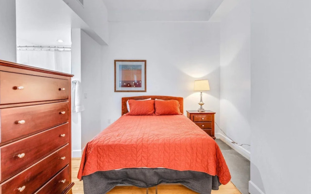 Stylish 2br/2ba At HWH by Oneluxstay