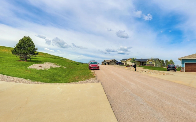 Spearfish Retreat w/ Fireplace + Mountain Views!