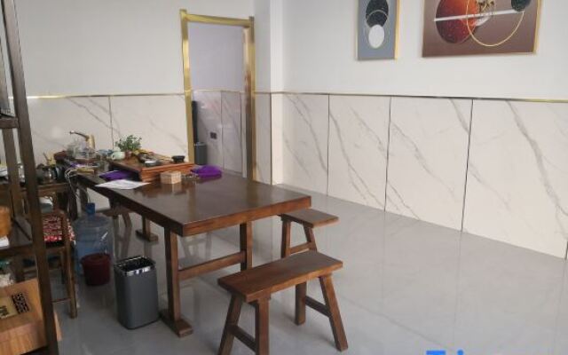 Zhaotong Dongjia Hotel (Jinhai Building Materials City)