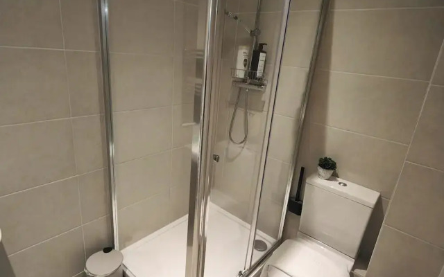 Leeds 3 Bed En-suites Apartment Retreat- Sleeps 9