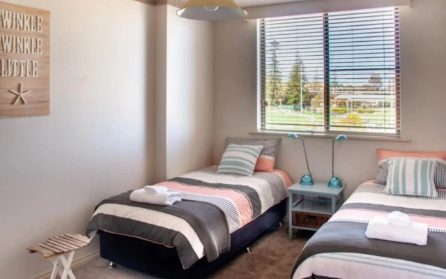 Perfectly Positioned Beachfront Apartment - Unit 6