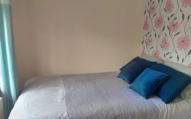 Spacious 3bed House in Walsall With Parking Onsite