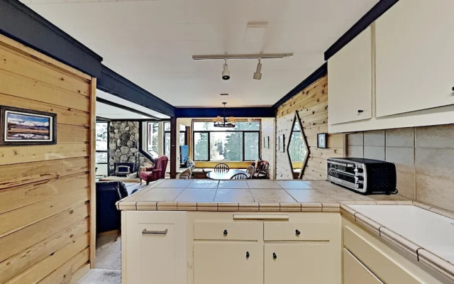 Condo with Great Views - Close to all Mammoth Recreation! by RedAwning