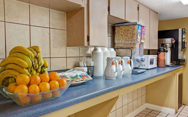 Howard Johnson Express Inn And Suites Lakes Front